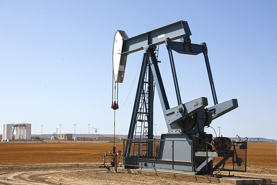 Нефть дешевеет на фоне наращивания добычи в странах ОПЕК, роста запасов в США