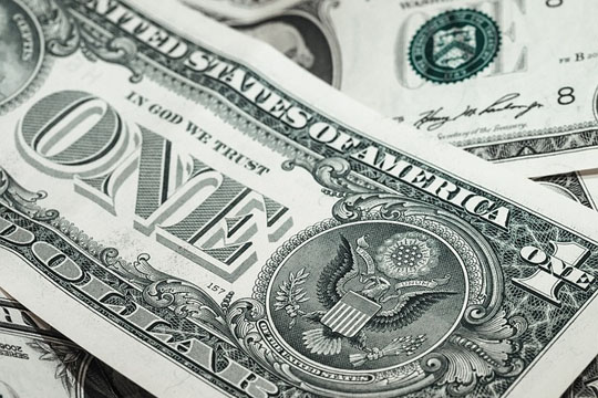 Доллар стабилизировался после падения из-за обострения ситуации в США