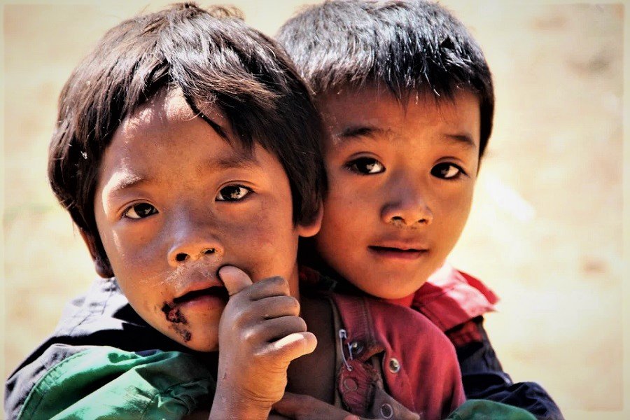 Из-за коронавируса в мире растет количество живущих в бедности детей