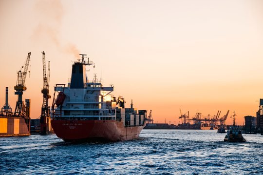 Перевалку опасных грузов с судна на судно в РФ хотят ограничить