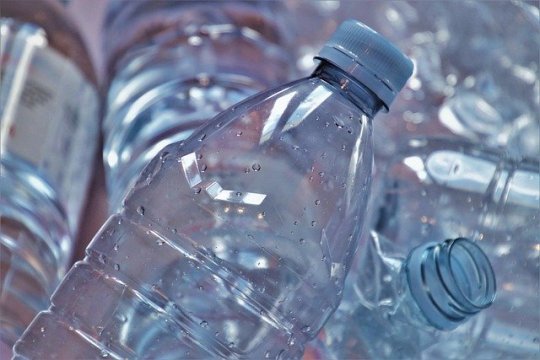 Эксперты: производители пока не могут отказаться от пластика
