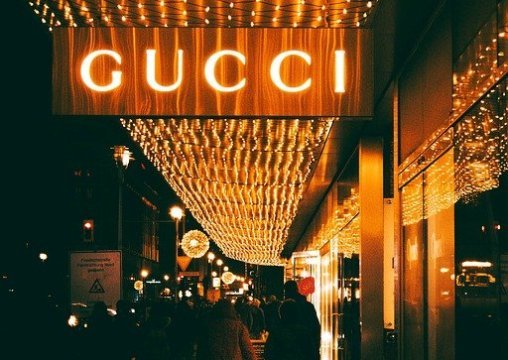 Gucci и Yves Saint Laurent инвестировали в перепродажу б/у вещей