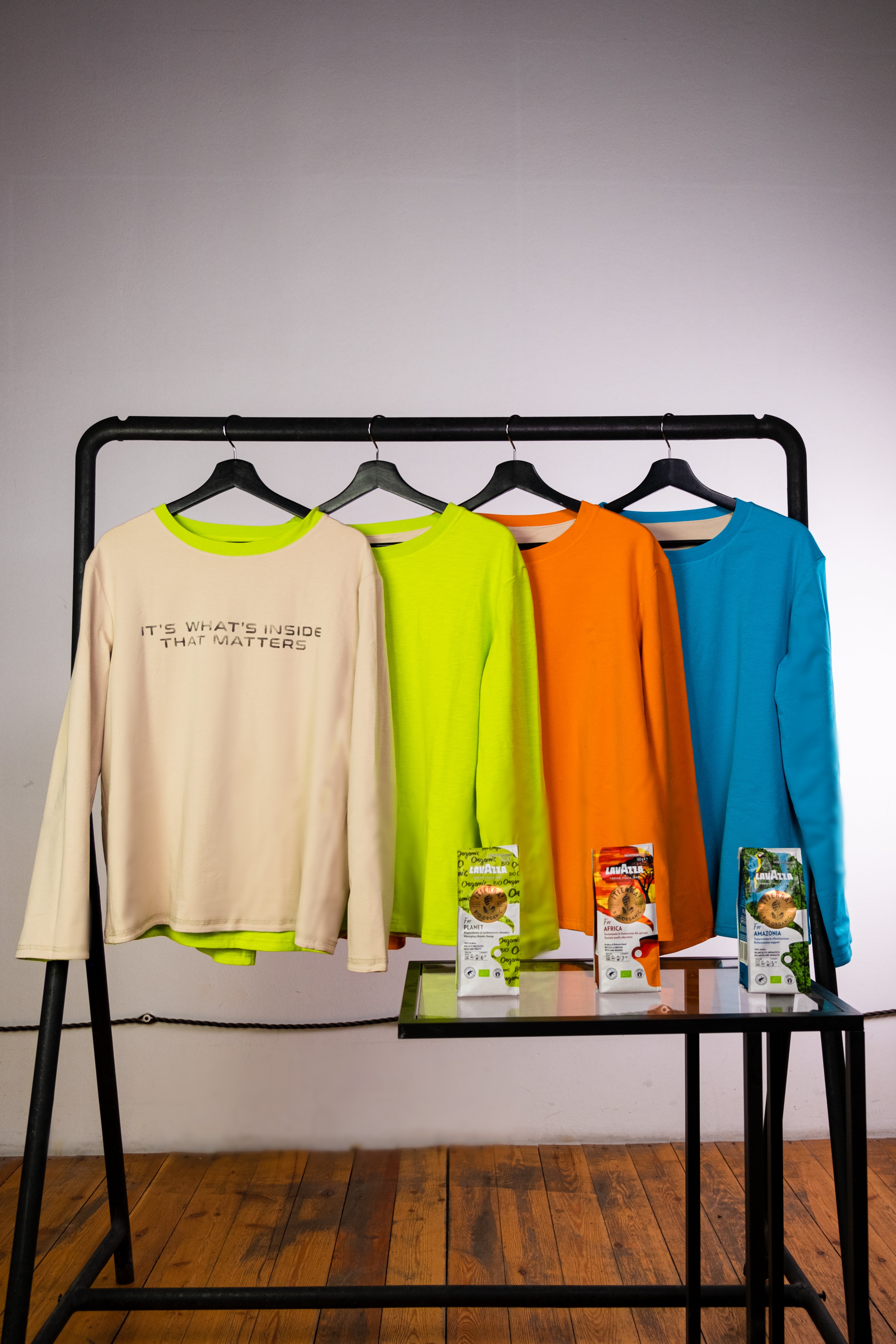 Petrichor и Lavazza выпустили эксклюзивную эко-коллекцию одежды с красителем на основе кофе
