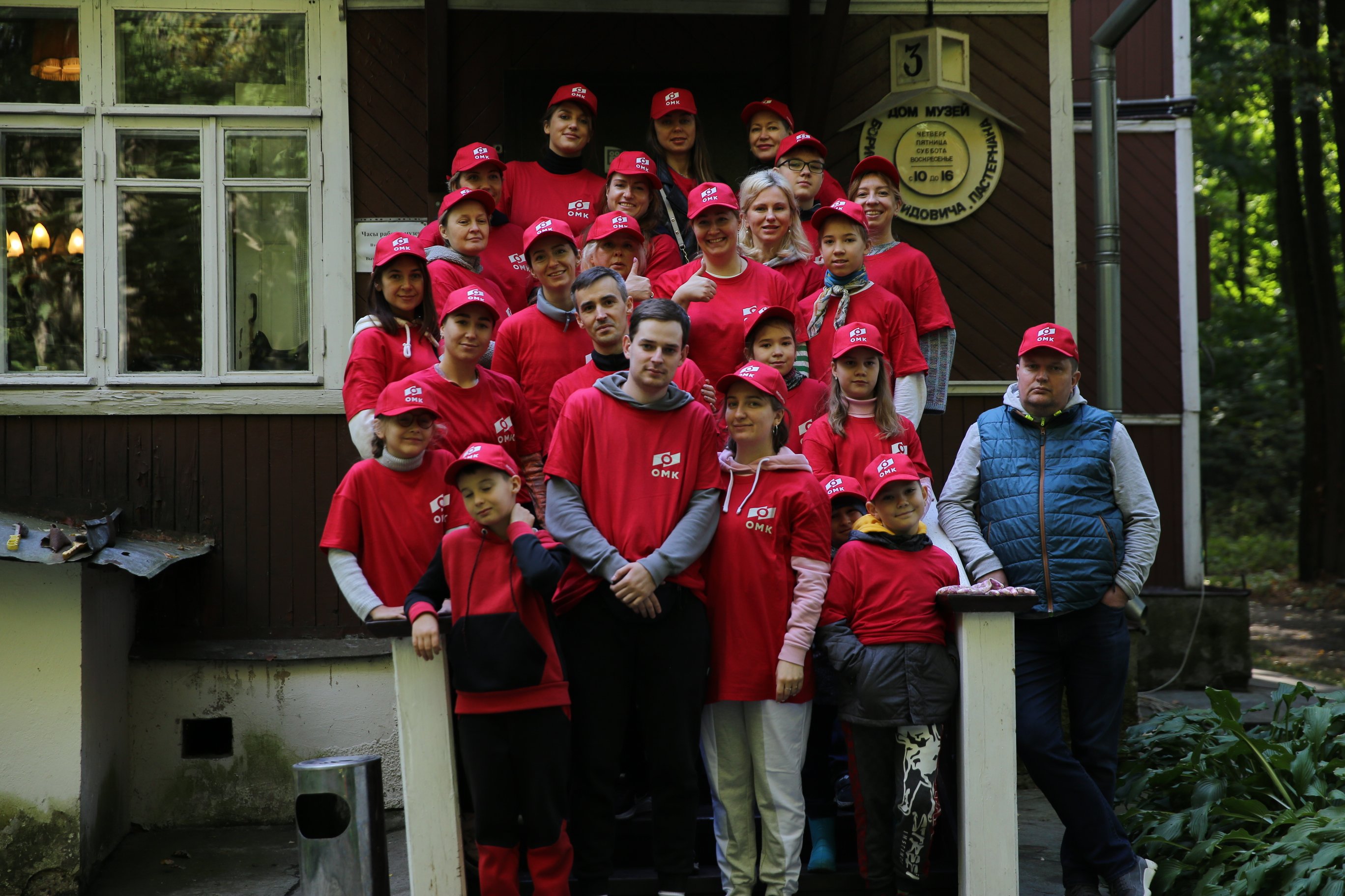 Волонтеры ОМК провели экологический субботник в Доме-музее Пастернака