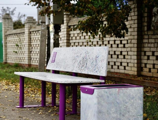 В Казани установили скамейки и урны из переработанного вторсырья