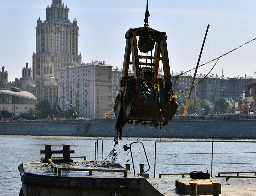 Коммунальный флот собрал 150 тонн мусора в водной акватории Москвы