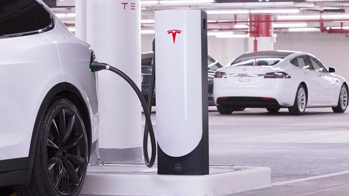 GM и Ford переводят электромобили на единый стандарт зарядных станций Tesla
